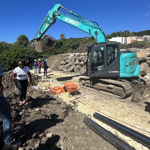 Pelle Kobelco ASSU TERRASSEMENT avec équipe sur chantier en Guadeloupe