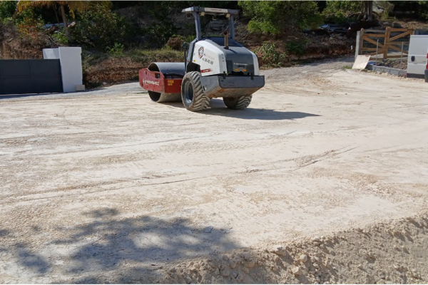 Plateforme de terrassement et compactage réalisée par ASSU TERRASSEMENT en Guadeloupe